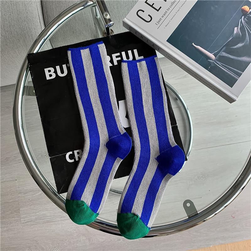 Neuer europäischer Trend: Mittellange Socken mit kontrastierenden Farben und vertikalen Streifen, doppelt genäht, aus Baumwolle