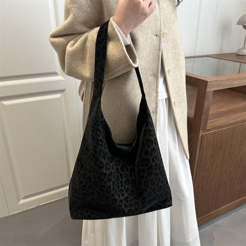 Retro leopard print bag women's winter new fashionable largecapacity shoulder underarm bag casual tote bag
