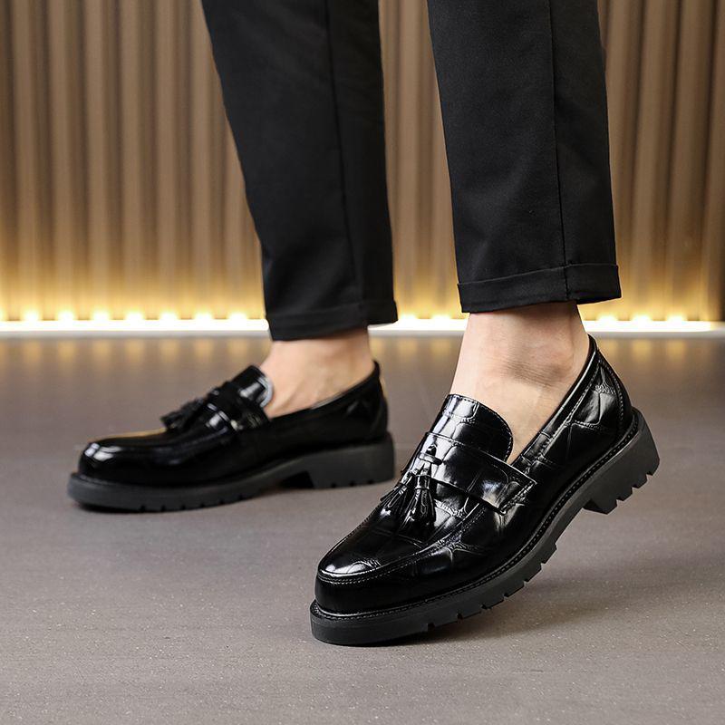 Herren Slipper aus Leder mit Krokodilmuster und Quaste - Spitz zulaufend, Britischer & Koreanischer Stil für formelle Anlässe, Business oder Hochzeit.
