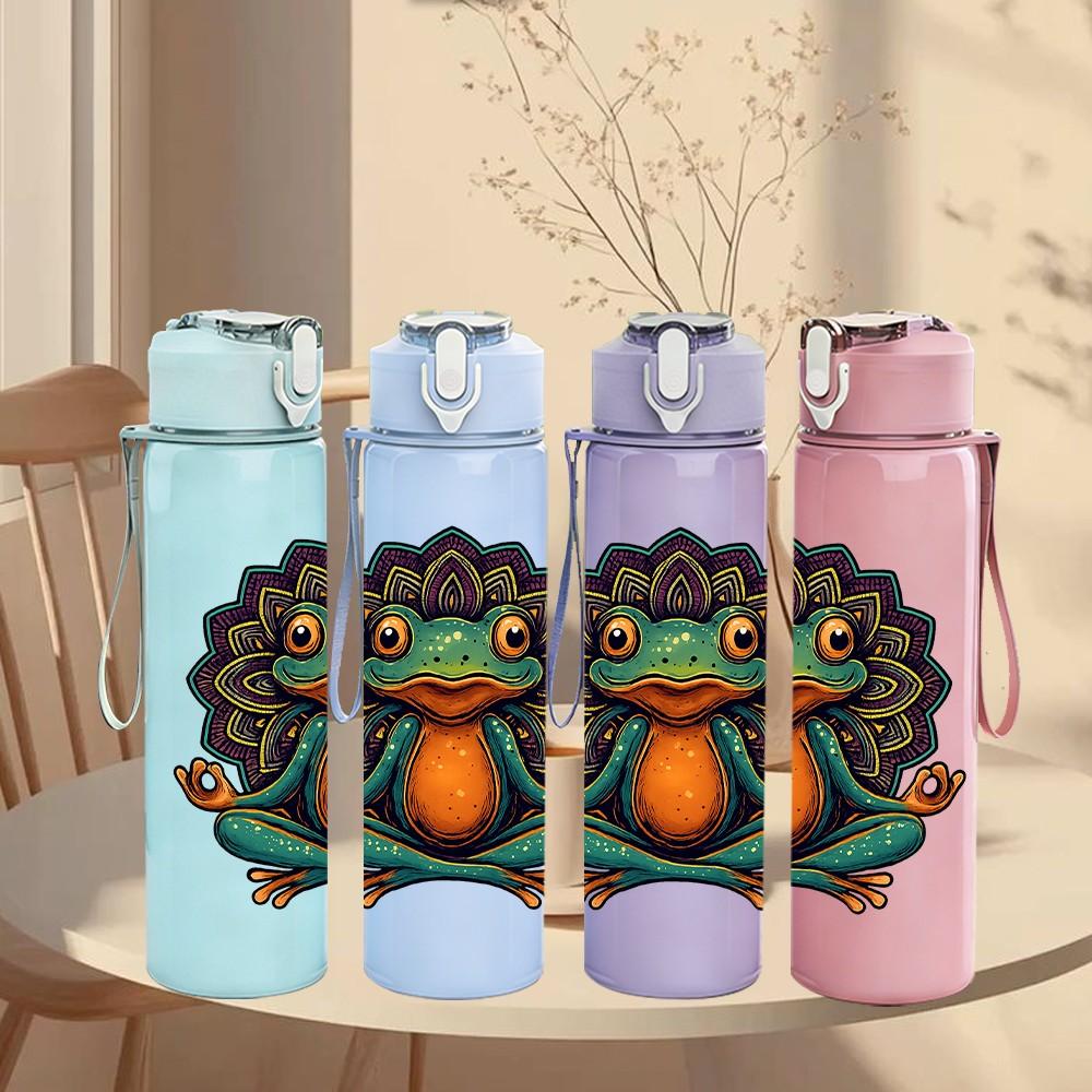 1 Stück Frosch auf Lotos-Kunstdruck 750ml Farbige Kunststoff-Sportwasserflasche Auslaufsicherer Klappdeckel mit Strohhalm Geeignet für Sport, Büro, Zuhause