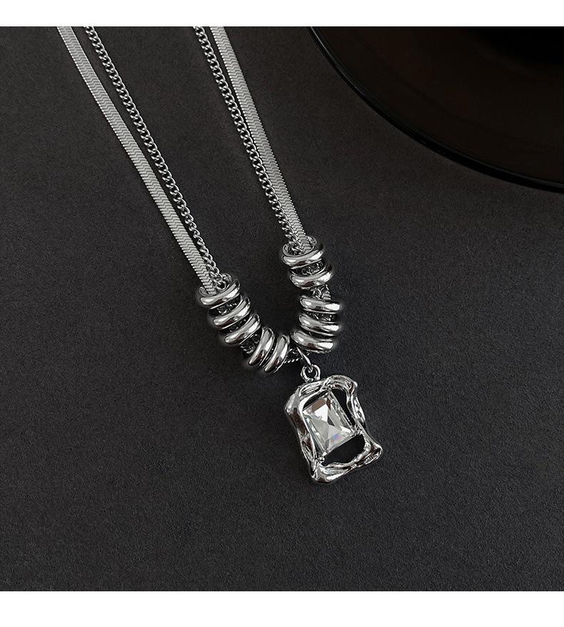 

Elegant Double Layer Clavicle Chain: High-End Light Luxury Sweater Necklace