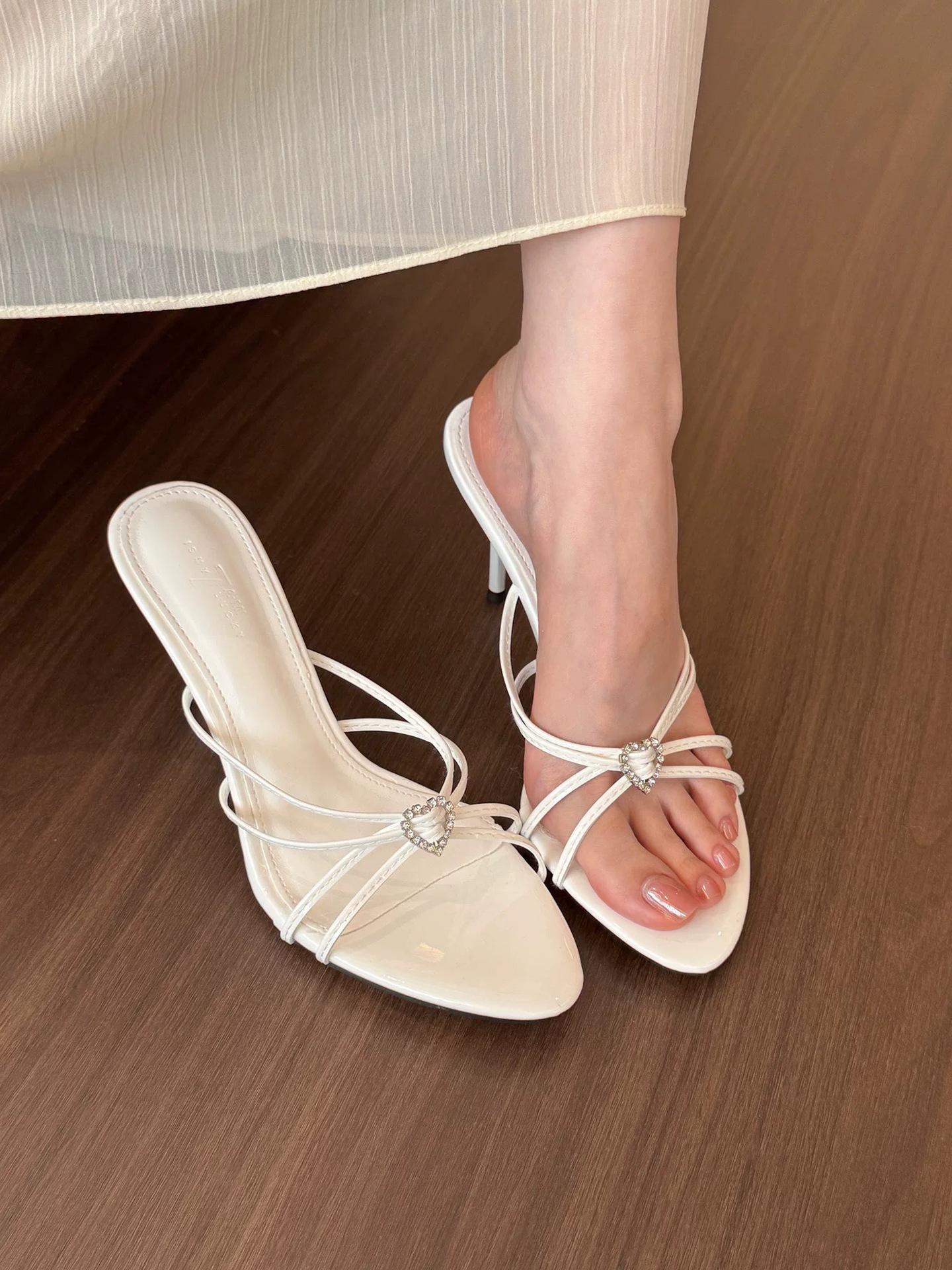 

2025 summer round head thin strap outer slippers women s French temperament love rhinestone sandals thin heel high heel one-word 35 белый