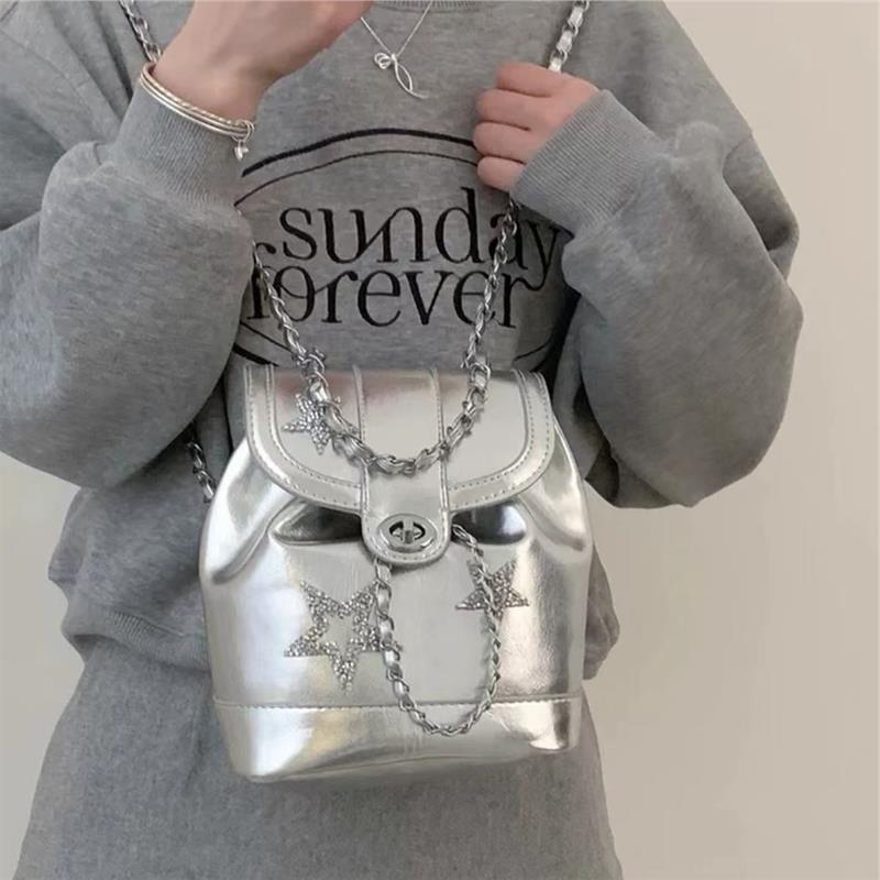 

Серебряный рюкзак Premium sense Xiaoxiangfeng для женщин, лето 2024, новая универсальная сумка со звездной цепочкой, простой рюкзак для поездок на работу серебряный