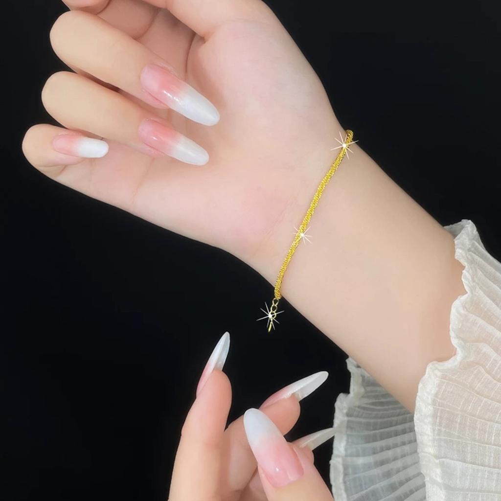 Sparkling Gold Bracelet for Women, Elegant, Lightweight and Minimalist Design, Suitable for Both Daily Wear and Special Occasions.