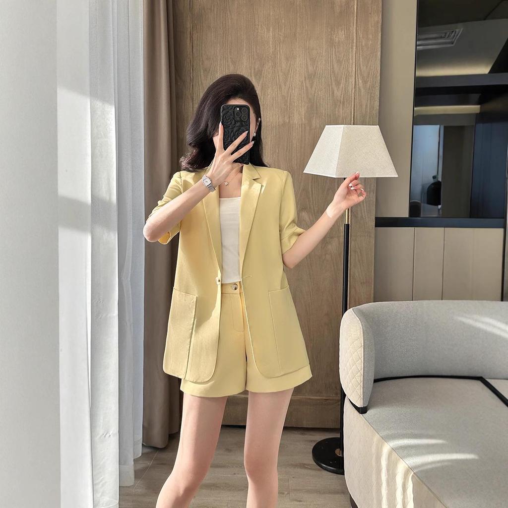 Schicker Göttinnen-Stil Damen Sommeranzug: Zweiteiliges Set aus Blazer mit kurzen Ärmeln und Shorts