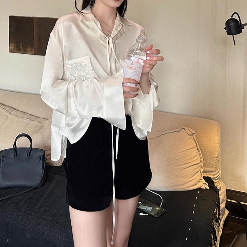 Jinqian satén imitace kyseliny octové streamer vyšívaná košile volná a tenký líný top s dlouhým rukávem