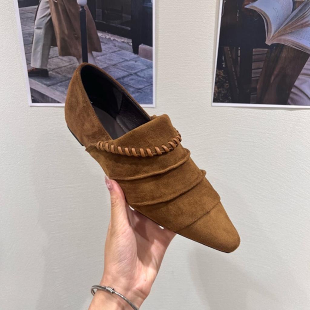 Otoño e invierno 2025 gran explosión suela blanda empalme color sólido boca oscura plisados zapatos individuales antideslizantes con falda zapatos versátiles puntiagudos