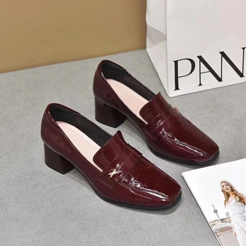 Damenschuhe 2025 Neuankömmling Schuhe Lackleder Quadratische Spitze Tiefes Grobes Profil Track Weiche Sohle Schuhe Designerschuhe Slipper