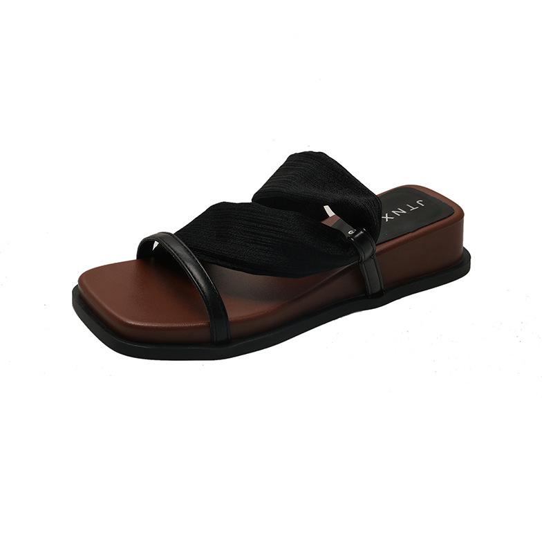 

Thick-bottomed square head slope heel cool slippers women s summer wear 2025 new French high-end skirt one-word drag 40