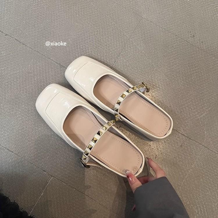 Innere Höheneinlage Französische sanfte Halbschuhe Damen 2025 Neu Sommer Außenbekleidung High-End dicke Sohle Nieten Temperament coole Hausschuhe