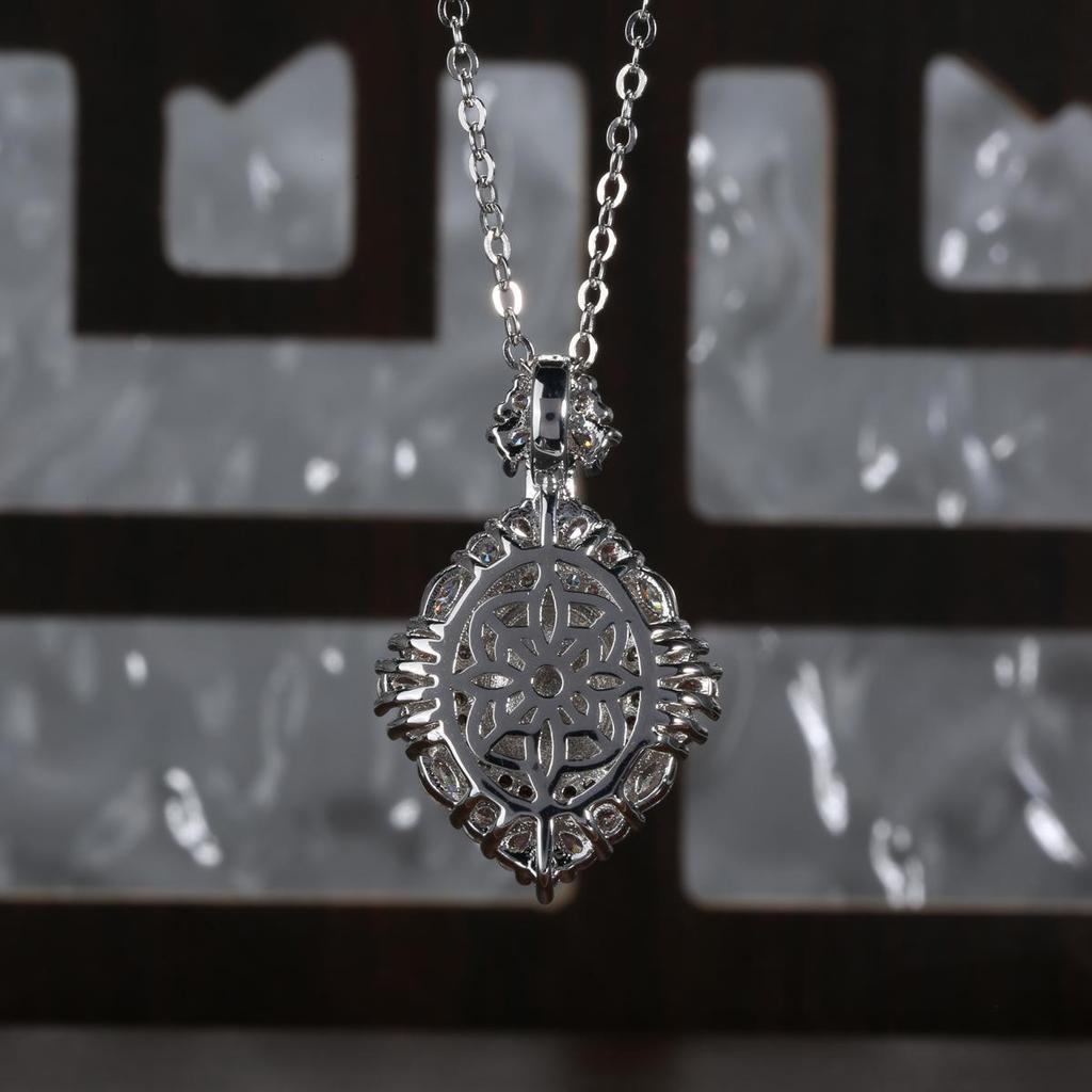 Natural Agate Chalcedony Pendant Necklace with Silver-Plated Setting