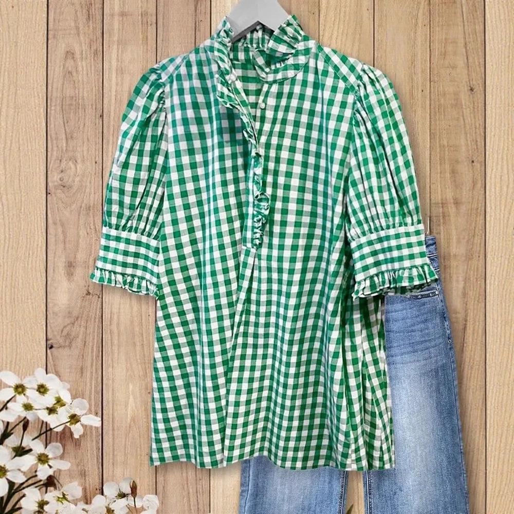 Kariertes Oberteil mit Rüschen und kurzen Ärmeln - Sommer-Mode-Essential für Damen