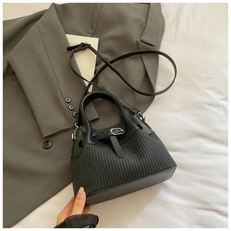 Summer Hand Carry Straw Bucket Bag Women 2025 New Fashion Simple Casual Woven Bag Niche Design Messenger Bag