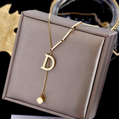 Módní jemný elegantní ušlechtilý řetízek na krk Choker s přívěskem z nerezové oceli 316L s písmenem D, sexy kostkou a třásněmi pro ženy