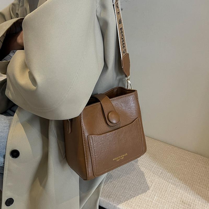 Retro versatile handbag bag women's autumn and winter new wide shoulder strap messenger bag women's premium texture shoulder bag bucket bag