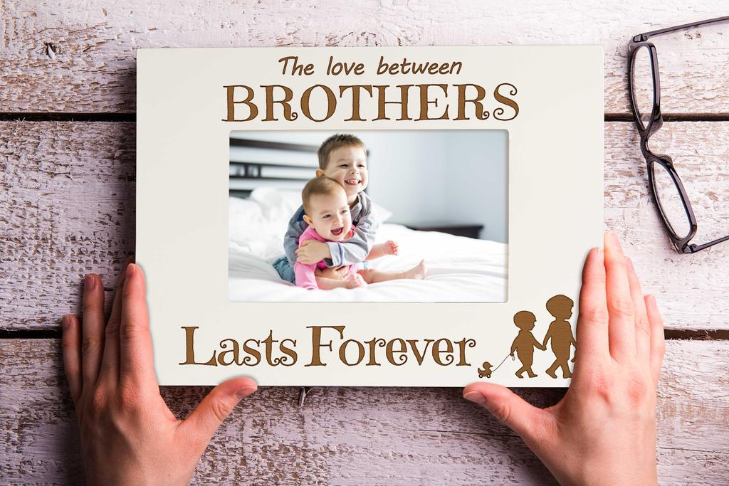 Darling Souvenir MADE WITH LOVE Gravierter Tischplatten-Fotorahmen Holz Die Liebe zwischen Brüdern hält ewig Zitate Weißer Bilderrahmen
