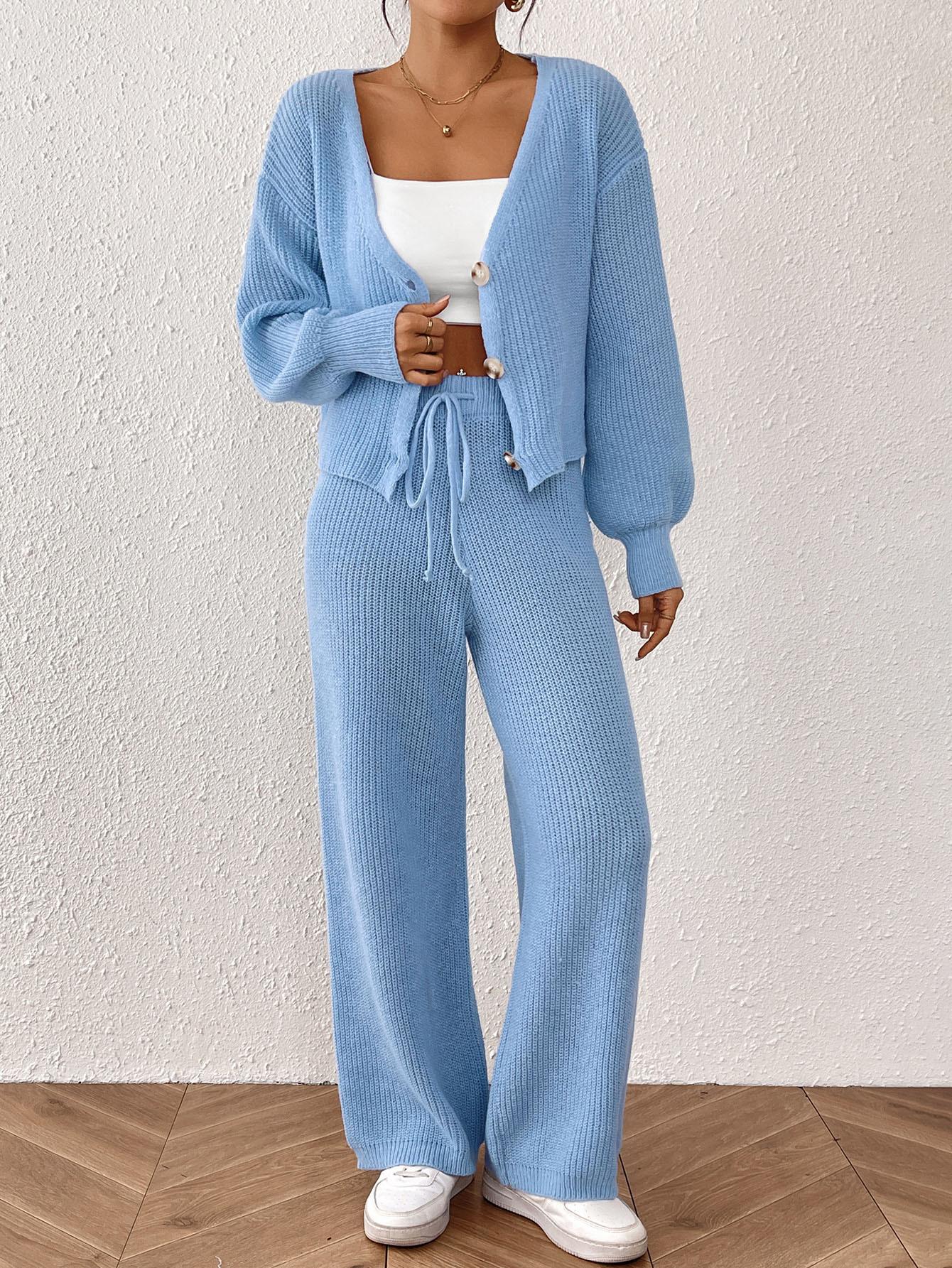 

Женский вязаный костюм-двойка: кардиган с V-образным вырезом и брюки широкого кроя светло-голубого, бежевого и черного цветов S