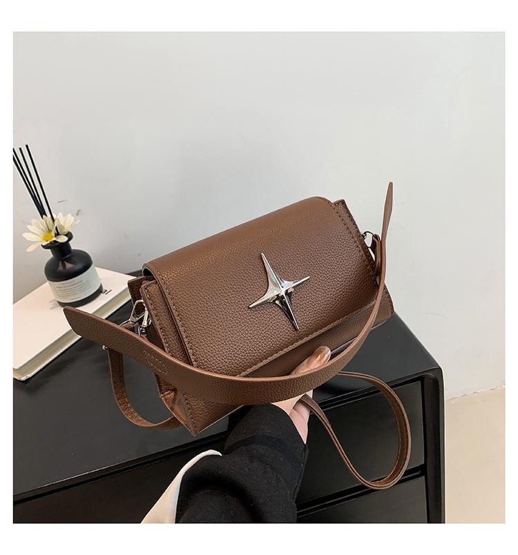 

Модна сумка на одне плече з косим проміжком, проста повсякденна сумка для жінок, зима 2024, нова модна портативна маленька квадратна сумка темно-коричневого кольору