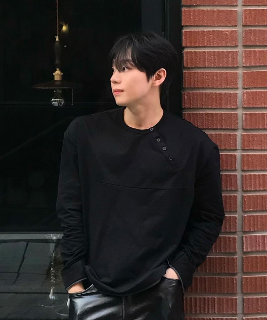 Awodeijeu Layered Stripe Henley Neck Long Sleeve [Black]