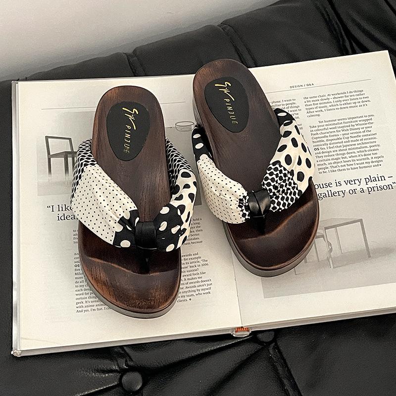 

Шлепанцы на толстой подошве французский ретро нишевый дизайн крутые тапочки женские 2025 новый сказочный стиль маленький человек 35