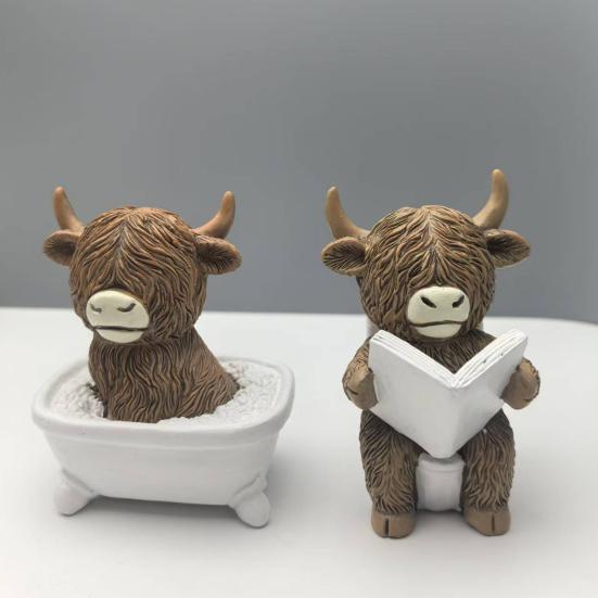 Highland Cow Bathroom Figurine Funny Scottish Cattle Sitting on Toilet Statue Resin Calf Bathing Sculpture for Home Tiered Tray Table Fireplace Decor