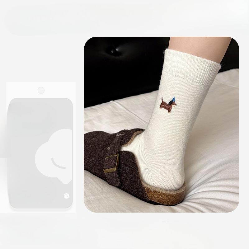 Damen Herbst und Winter Niedliche Cartoon Bestickte Dackel Hund Mittelhohe Plüschsocken
