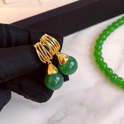 Brincos chineses retrô de ágata verde e jade banhados a ouro para mulheres