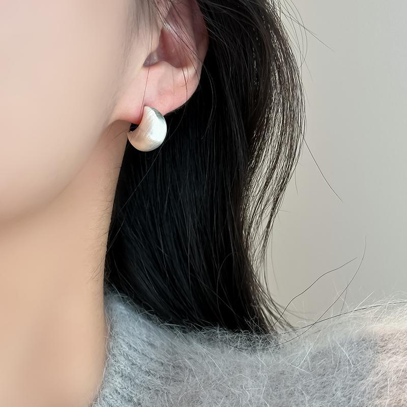 

Small crescent metal simple brushed water drop earrings high-end temperament stud earrings short hipster