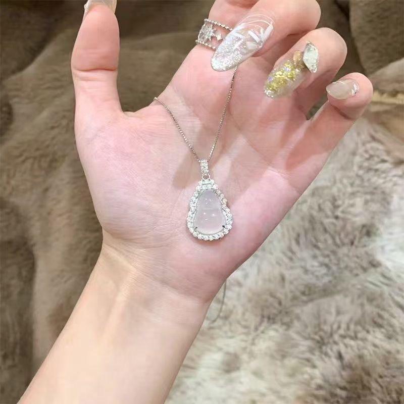 Women's Retro Light Luxury Chalcedony Gourd Pendant Necklace - New Chinese Style for Girlfriend