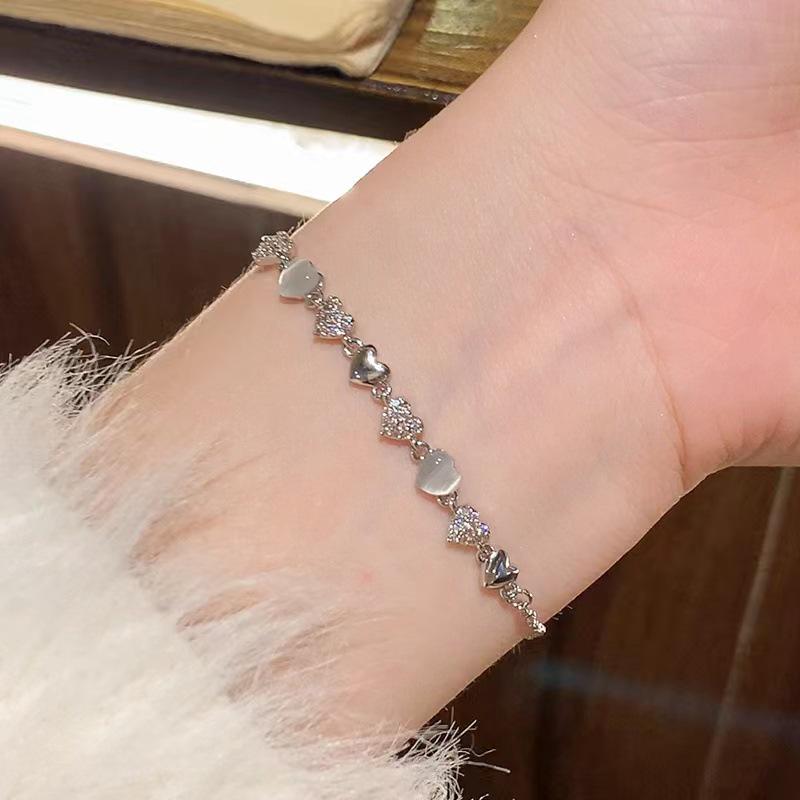 2024 Luxury Rhinestone  Cat s Eye Heart Bracelet: Lightweight, High-End Pull-String Design