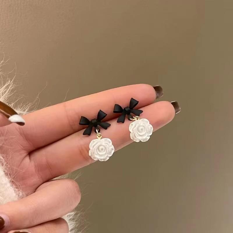 New Flower Hanging Earrings White Enamel Floral Acrylic Petals Crystal Imitation Pearl Dangle Earrings for Women brincos