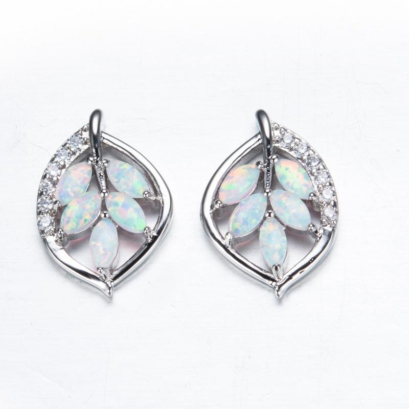 Zhe Huang s new blue and white hollow leaf-shaped stud earrings for women, Korean-style exquisite versatile earrings.