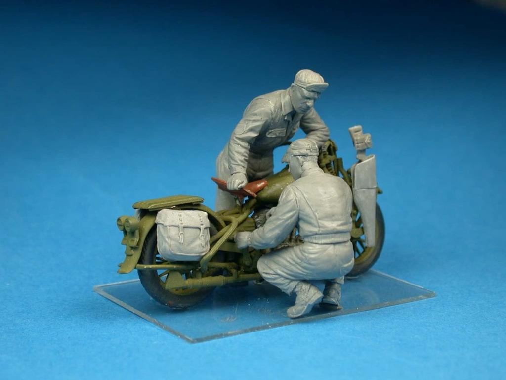 MiniArt Scale US Army Motorcycle Crew Repairing Special Edition Plastic Model Kit Tools and MA35284 1/35 (3 Figures) (Includes Toolbox)