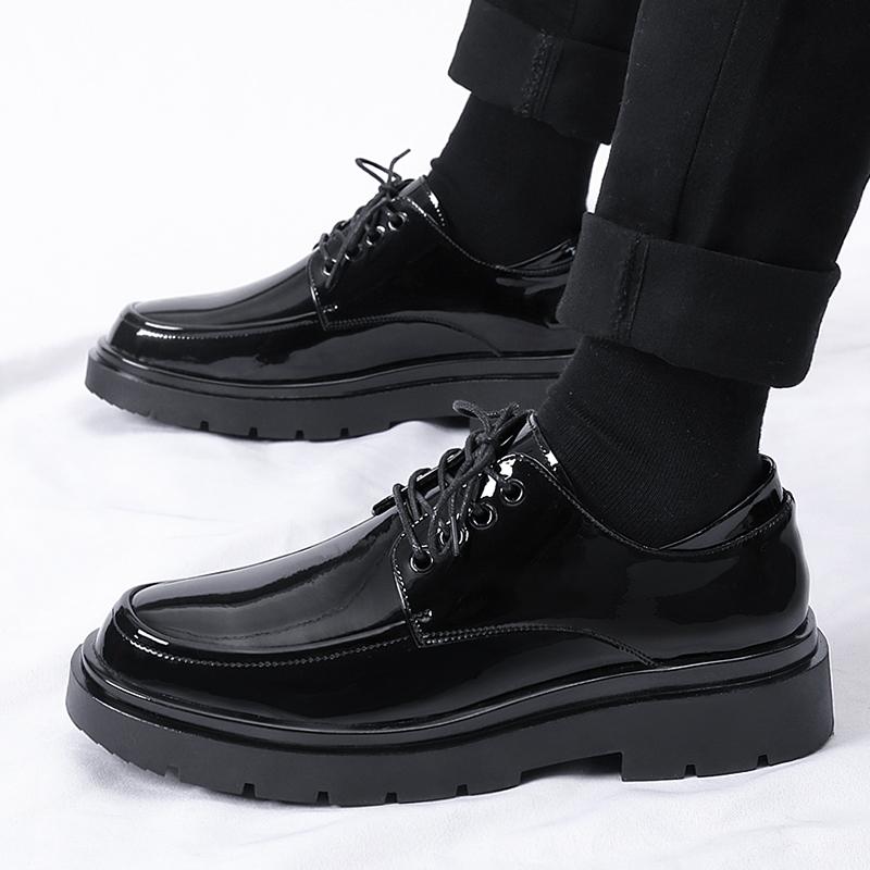 Lackierte Herrenlederschuhe Trendy minimalistischer Stil Outdoor-Straßenspaziergänge Freizeitparty Tägliches Büro Jugendschuhe mit dicken Sohlen