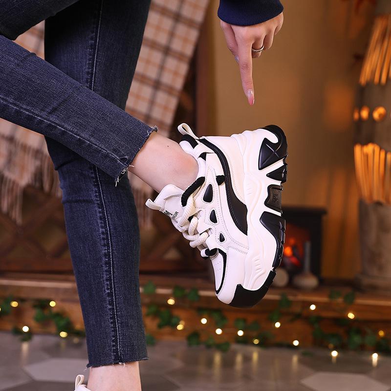 Inner height increase dad shoes women 2025 spring new leather Internet celebrity thick sole super fire versatile feet small sports shoes