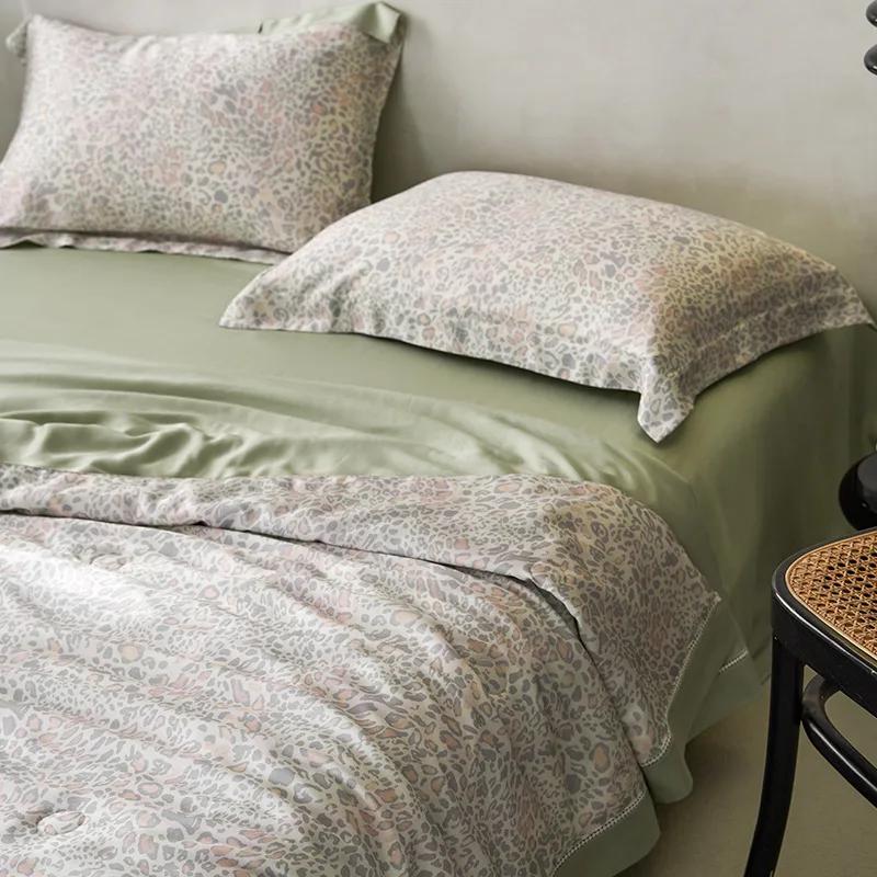 

Шелковое постельное белье из шелка сорта А, легкая роскошь, с полым узором, дышащее, летнее, охлаждающее, цифровой рисунок, комплект из четырех предметов 200x230cm 1pcs