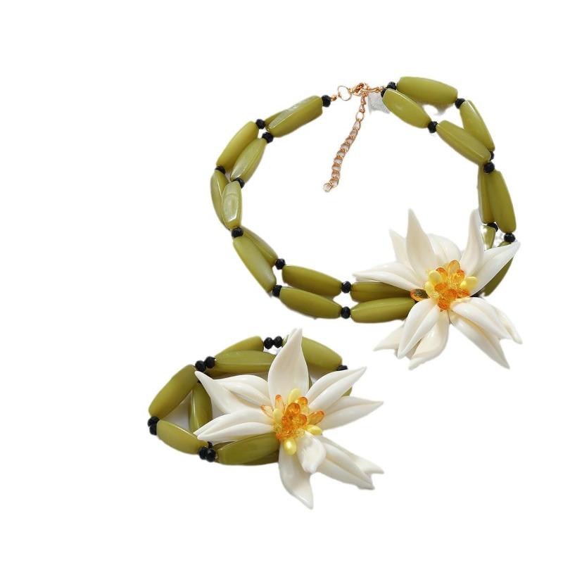 Elegante Set da 3 Pezzi: Orecchini pendenti in resina con perline e fiori, collana e bracciale da donna