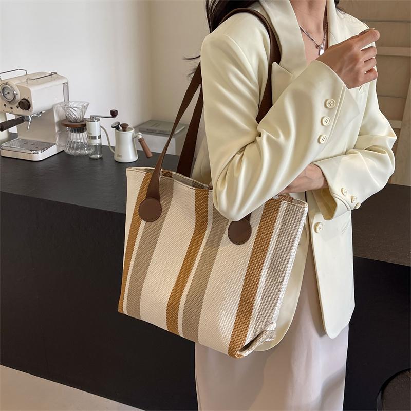 Холщовая большая сумка в контрастную полоску Женская сумка на плечо под мышками бежевый — фото 4