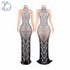 Luxuriöses Neckholder-Abendkleid mit Strasssteinen für weibliche Darstellerinnen