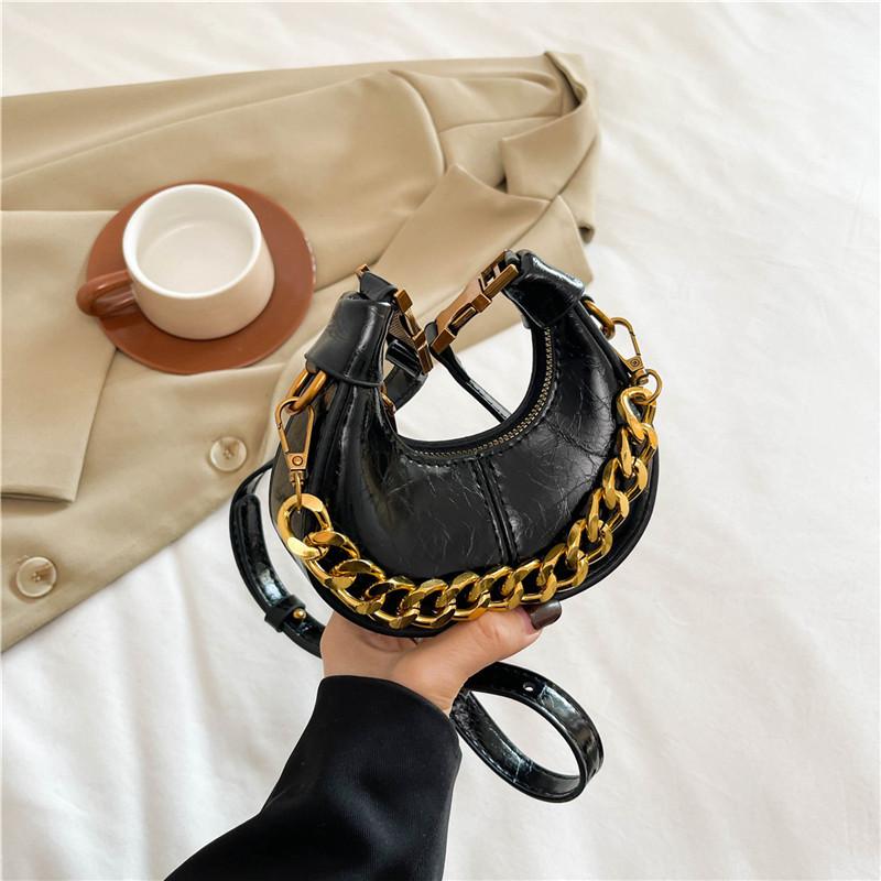 Autumn and winter new mini crescent bag, retro oily charm!