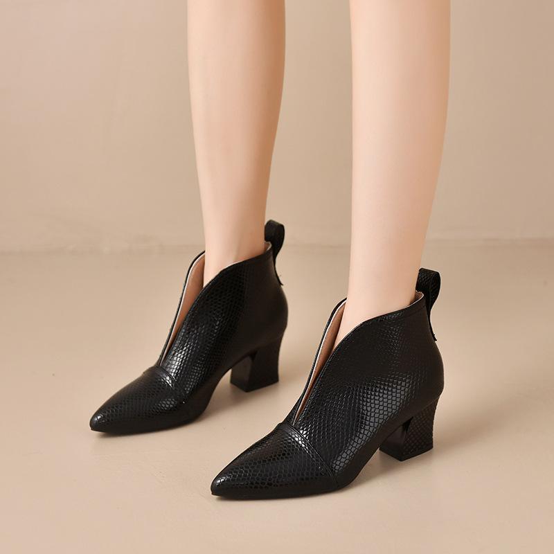 Fashion 2025Vintage Solid Color Pointed Toe Chelsea Boots for Autumn Pu Leather Low Heels Cowboy Boots Woman Short BotasPlus Size