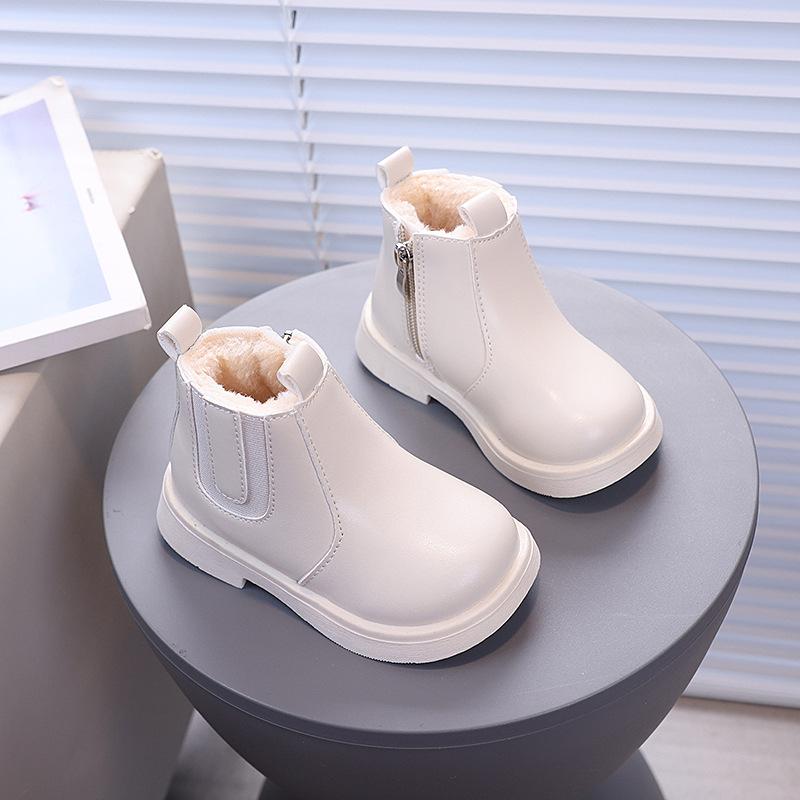 

Детские короткие ботинки 2025 зима новые корейская версия модных детских хлопковых ботинок-мартин средней высоты и детских теплых кожаных ботинок 22-25 yards, and the whole box is 40 pairs.