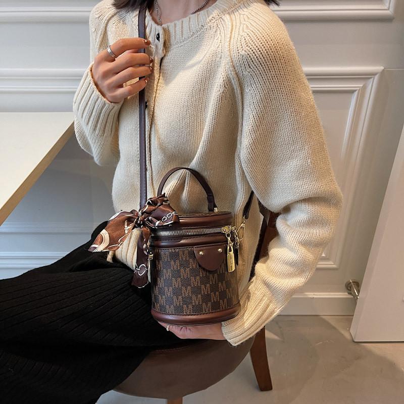 Ielgy Ladies Niche All-Match Messenger Bag Texture Portable Silk Scarf Bucket Bag