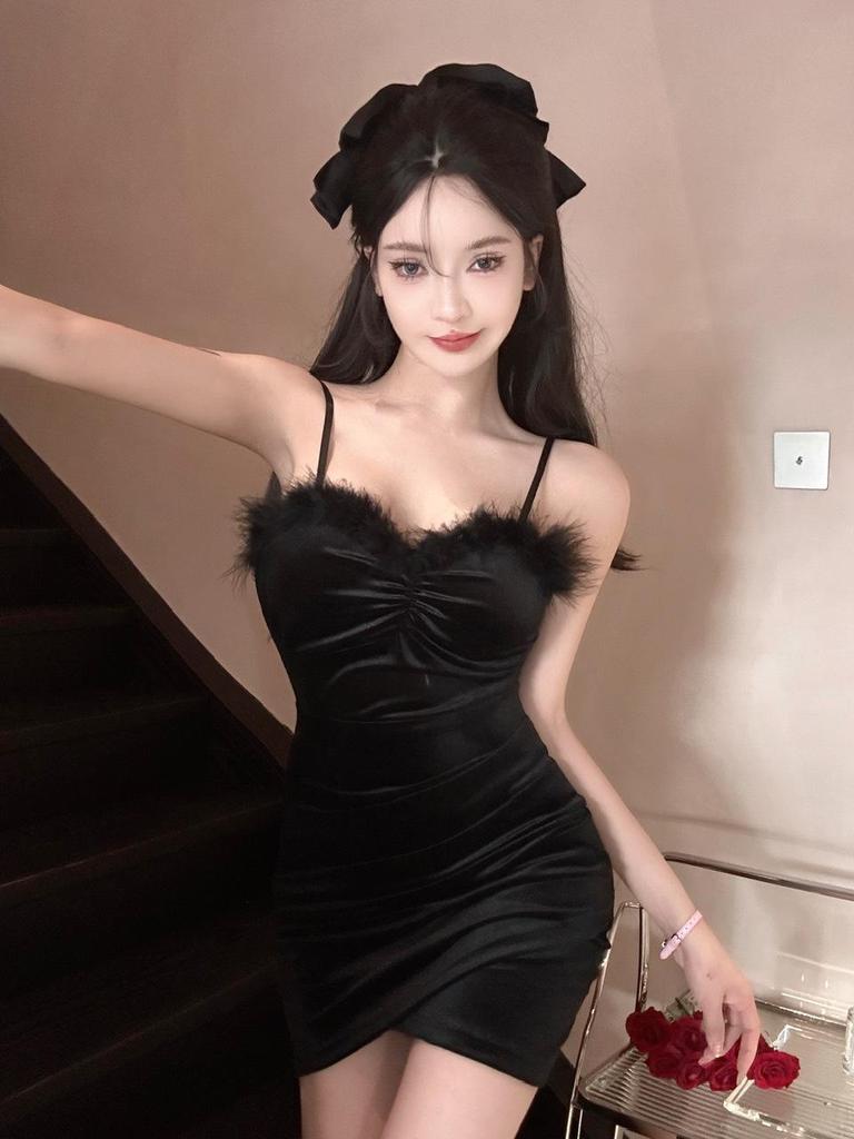 Golden Velvet Slimming Camisole Dress with Patchwork Fur