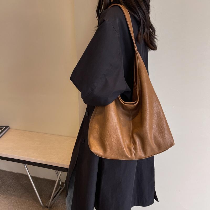 

Эта большая одноплечевая сумка-тоут — модная, стильная и универсальная повседневная сумка-ведро для поездок на работу. коричневый