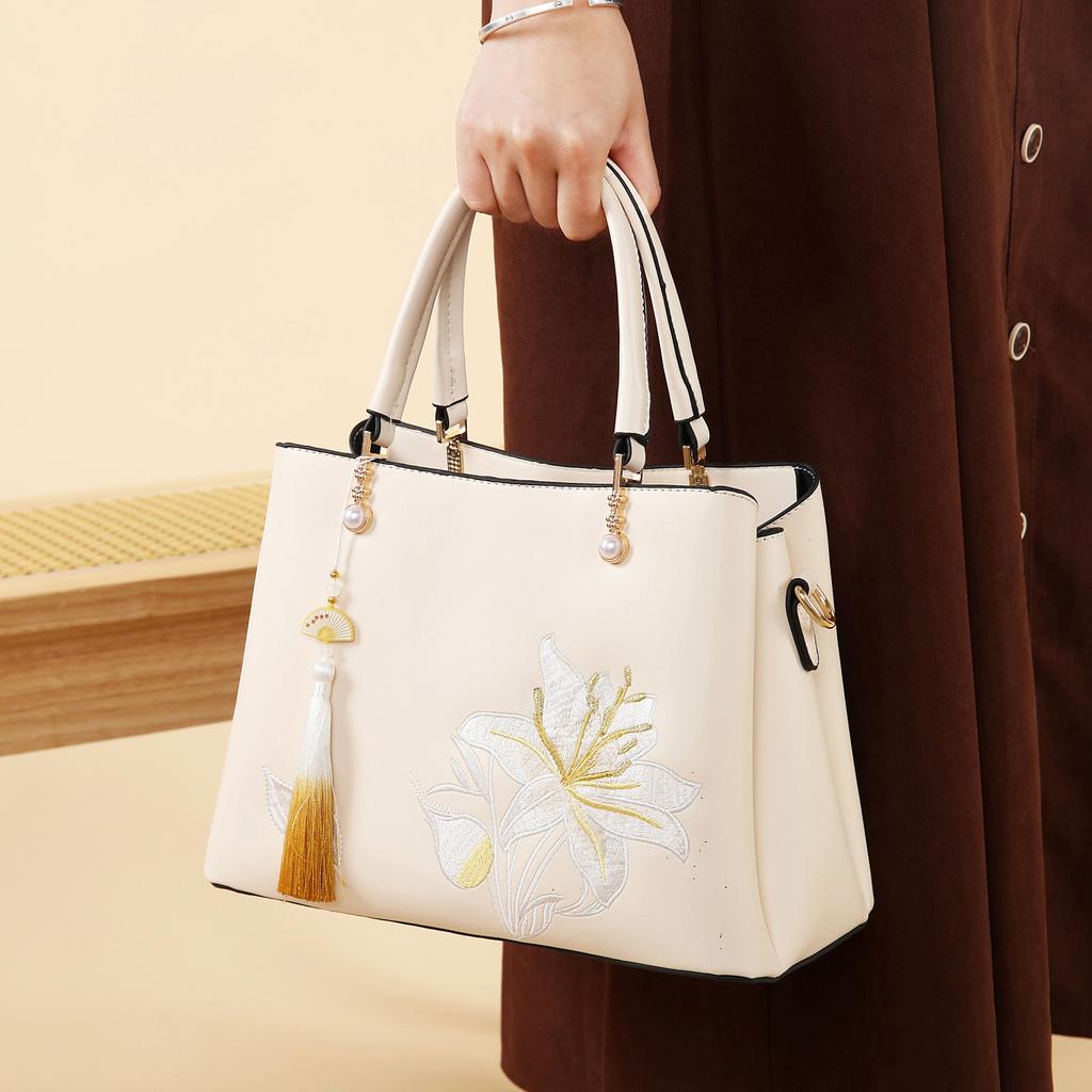New Chinese embroidered bag women's high-end mother model 2025 new middle-aged handbag shoulder messenger bag women's bag