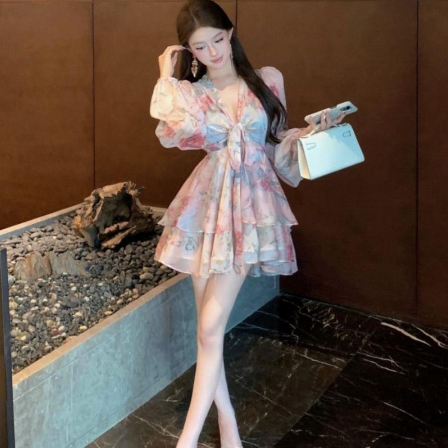 Elegant V-Neck Floral Tie-Up Dress with Cinched Waist – A Versatile, Fashionable Slim-Fit Short Skirt for Women