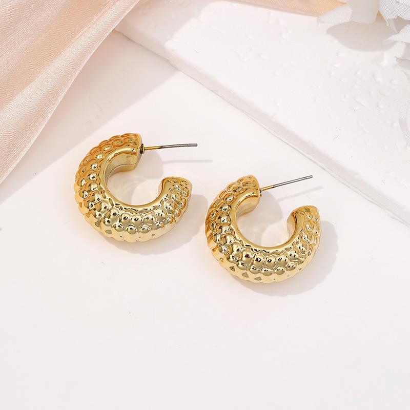 New product gold stud earrings light luxury retro geometric earrings feel fashionable and simple C-shaped gold stud earrings