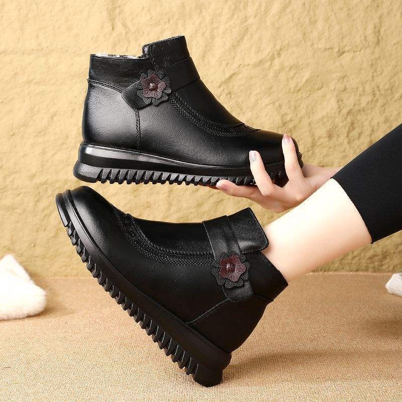 Mom cotton shoes real soft leather wool 2025 winter middle-aged and elderly short boots velvet warm elderly grandma non-slip women's boots