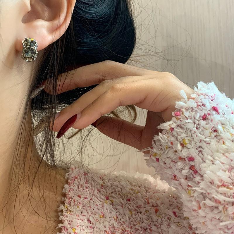 

[Fashionable choking black~] Simple and shiny half-moon girl silver needle earrings with temperament